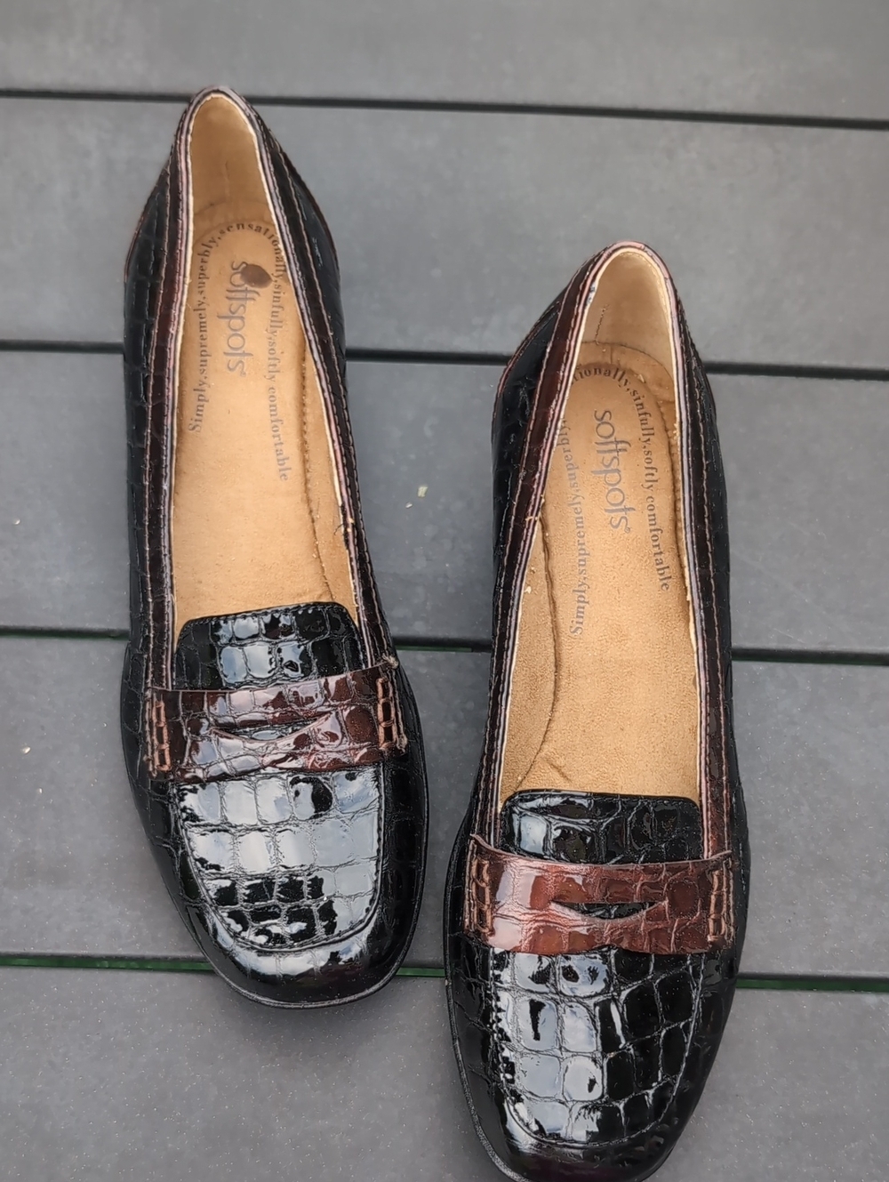 Softspots Black and Brown Croc-Embossed Leather Loafers Size 9W